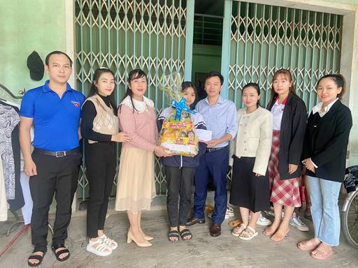 Trung tâm Ngoại ngữ AEA tặng quà Tết cho học sinh nghèo trên địa bàn thị trấn La Hà