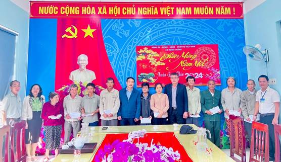 Đại biểu HĐND tỉnh Quảng Ngãi tặng quà cho hộ nghèo ở huyện Tư Nghĩa