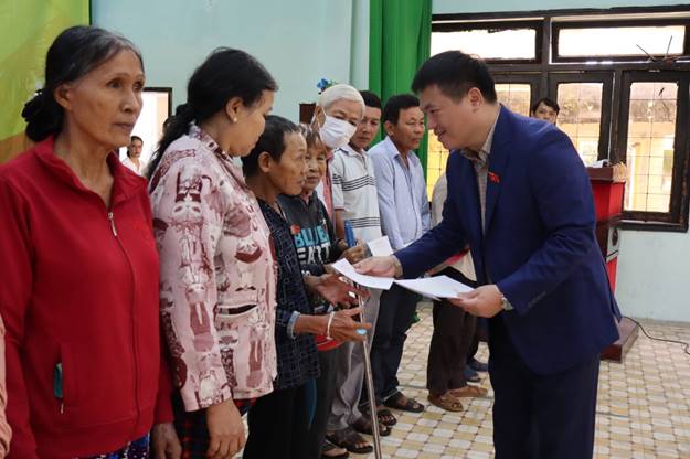 Phó Bí thư Thường trực Tỉnh ủy Đặng Ngọc Huy tặng quà Tết cho hộ nghèo ở huyện Tư Nghĩa