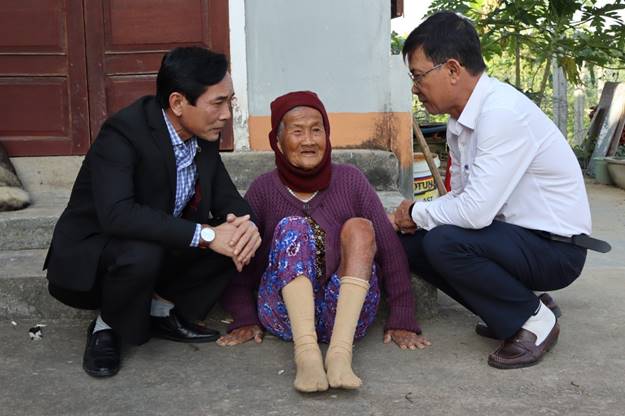 Bí thư Huyện ủy Trần Quang Tòa thăm hỏi tặng quà Đảng viên già yếu đau ốm
