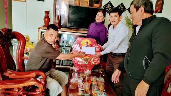Phó Chủ tịch UBND huyện Tư Nghĩa Đoàn Việt Vân thăm, tặng quà Tết cho người có công cách mạng và hộ nghèo