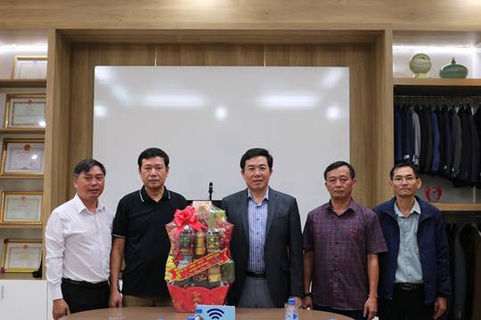 Chủ tịch UBND huyện Tư Nghĩa Nguyễn Đăng Vinh thăm, chúc Tết các doanh nghiệp
