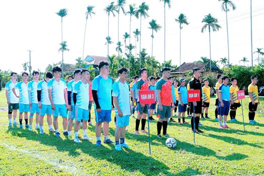 Thôn Vạn An, xã Nghĩa Thương tổ chức giải bóng đá S7 truyền thống mừng Đảng mừng Xuân lần thứ 8 năm 2024