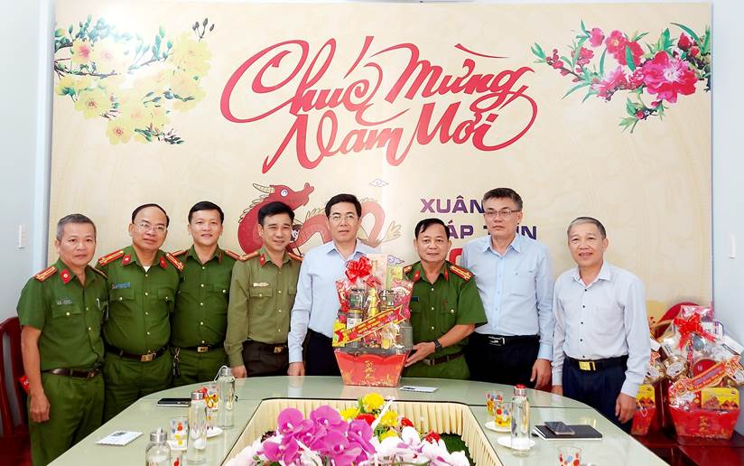 Chủ tịch UBND huyện Tư Nghĩa Nguyễn Đăng Vinh thăm, chúc Tết các cơ quan, đơn vị đóng trên địa bàn huyện