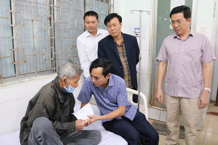 Lãnh đạo huyện Tư Nghĩa thăm, chúc Tết bệnh nhân đang điều trị nội trú ở Trung tâm Y tế huyện trong đêm 30 Tết