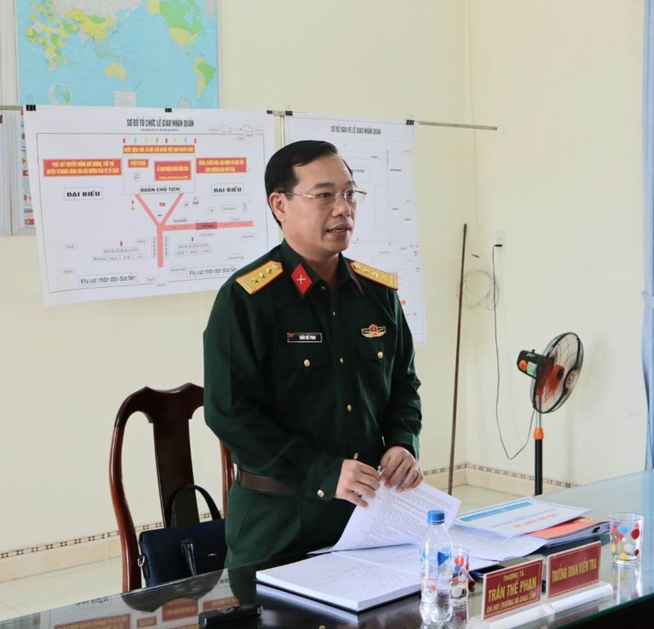 Thượng tá Trần Thế Phan- Ủy viên Ban Thường vụ Tỉnh ủy, Chỉ huy trưởng Bộ Chỉ huy Quân sự tỉnh kiểm tra công tác chuẩn bị cho lễ giao, nhận quân tại huyện Tư Nghĩa