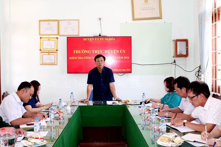 Phó Bí thư Thường trực Huyện ủy Tư Nghĩa Hồ Sỹ Phong kiểm tra công tác chuẩn bị giao quân ở xã Nghĩa Trung và thị trấn La Hà