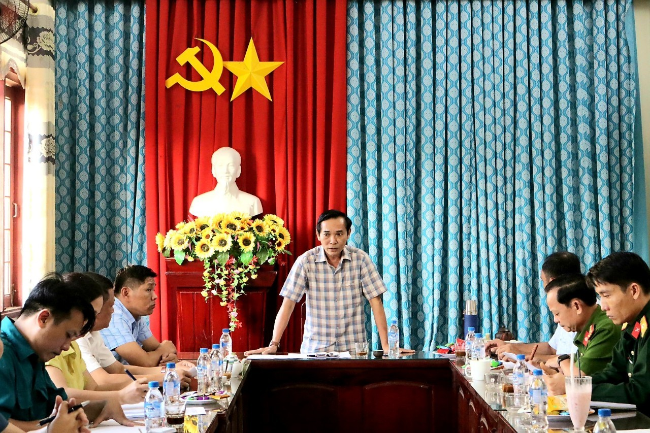 Đồng chí Trần Quang Tòa- Bí thư huyện ủy Tư Nghĩa kiểm tra công tác tuyển quân tại xã Nghĩa Kỳ