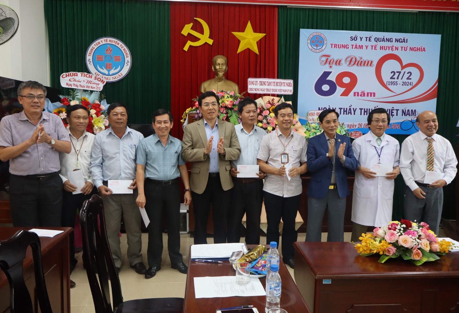 Lãnh đạo huyện Tư Nghĩa thăm và chúc mừng ngành y nhân ngày thầy thuốc Việt Nam 27-2