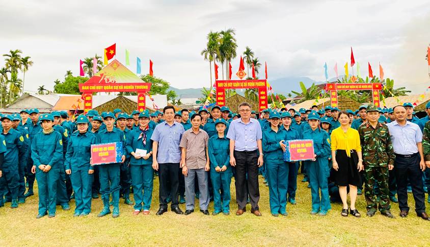 Lãnh đạo huyện Tư Nghĩa thăm, động viên lực lượng dân quân tự vệ tham gia huấn luyện tại thao trường ở xã Nghĩa Thuận