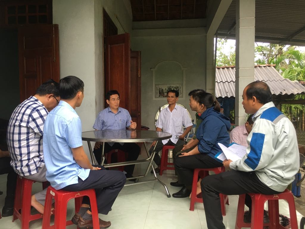 Chủ tịch UBND huyện Tư Nghĩa Nguyễn Đăng Vinh đến từng nhà hộ dân vận động trước khi tiến hành cưỡng chế thu hồi đất