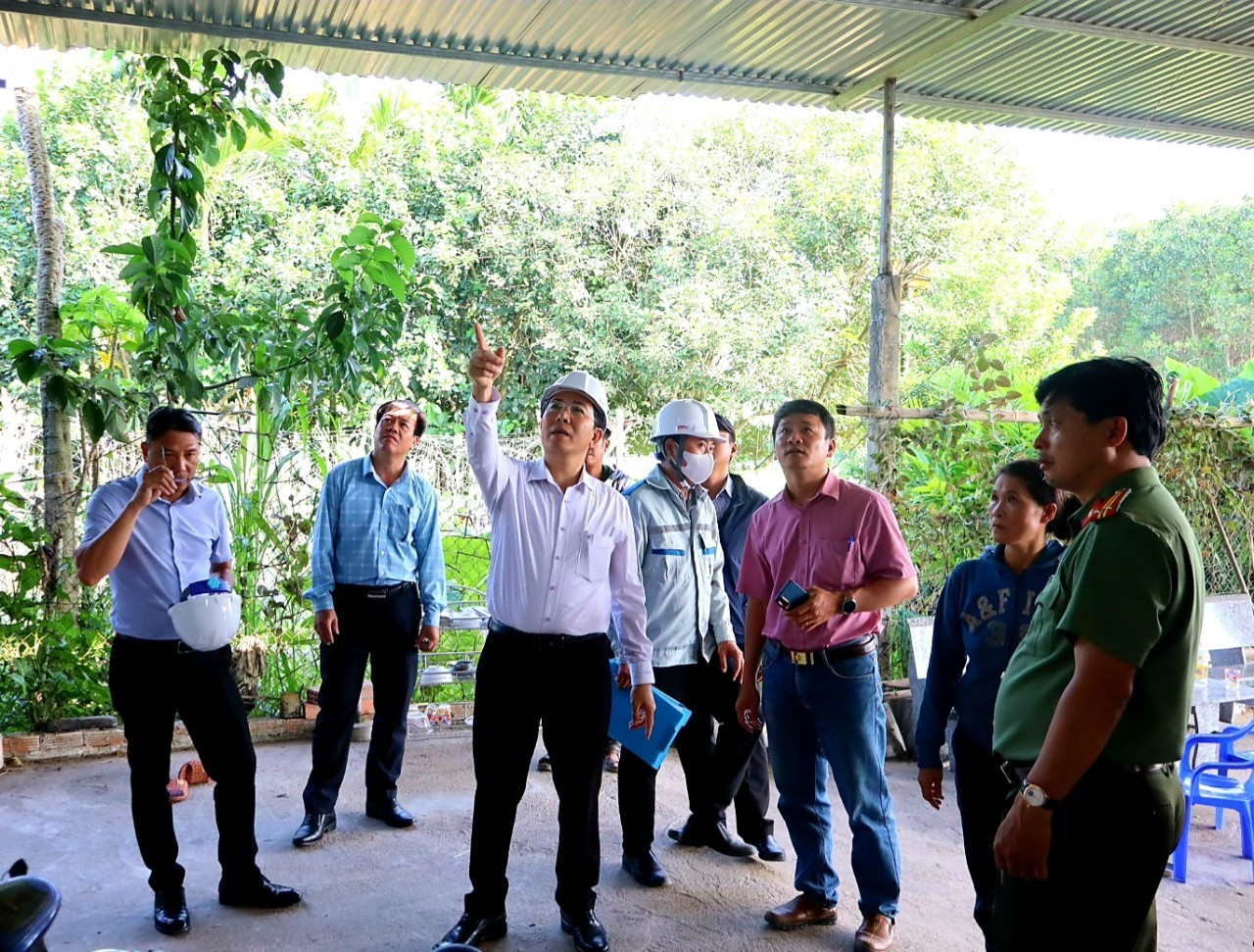 Chủ tịch UBND huyện Tư Nghĩa Nguyễn Đăng Vinh đi kiểm tra hiện trạng nhà ở của hộ dân trước khi tiến hành cưỡng chế thu hồi đất