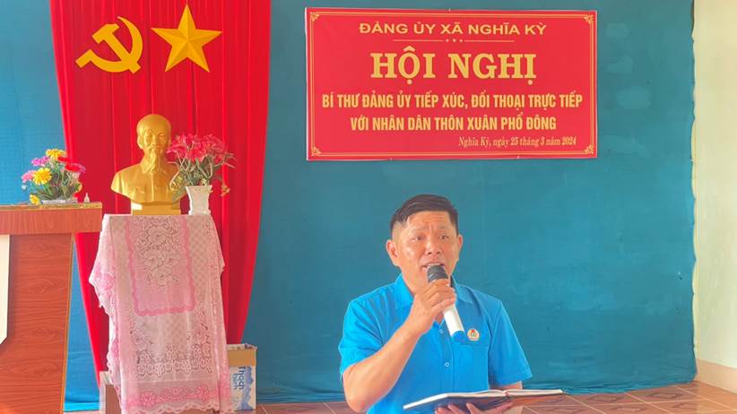 Bí thư Đảng uỷ xã Nghĩa Kỳ Cao Thanh Tuyên tiếp xúc đối thoại trực tiếp với nhân dân thôn Xuân Phổ Đông
