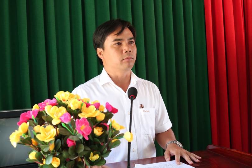 Bí thư Đảng ủy thị trấn La Hà Tô Ni Ta Sa tiếp xúc, đối thoại trực tiếp với Nhân dân ở tổ dân phố 03