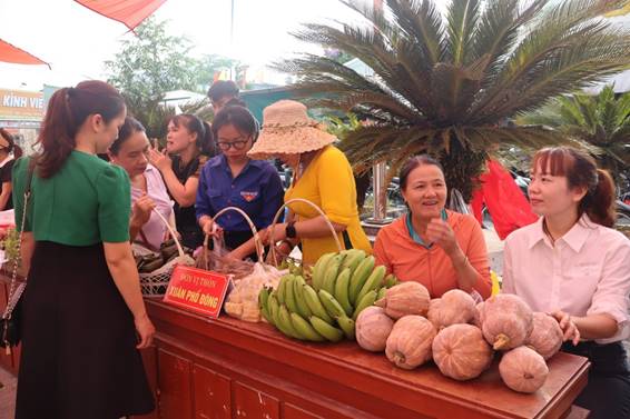 Rộn ràng “Phiên chợ hàng Việt về nông thôn” tại xã Nghĩa Kỳ