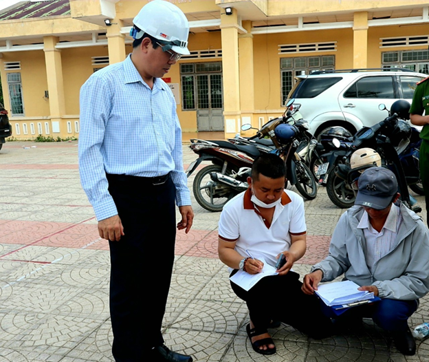 Thêm một hộ dân đồng thuận bàn giao mặt bằng sau buổi làm việc với chủ tịch UBND huyện Tư Nghĩa Nguyễn Đăng Vinh