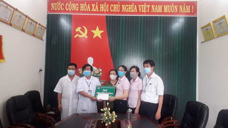 Phòng giao dịch Ngân hàng chính sách xã hội huyện Tư Nghĩa ủng hộ phòng chống dịch Covid-19