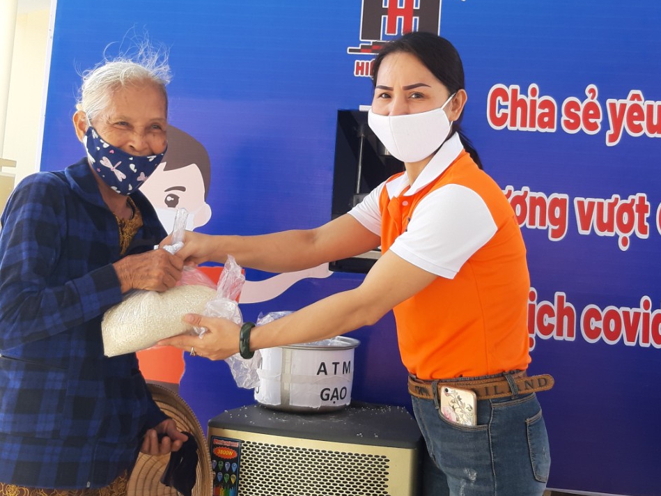 Máy “ATM gạo” tặng người khó khăn qua mùa dịch Covid-19 tại xã Nghĩa Kỳ