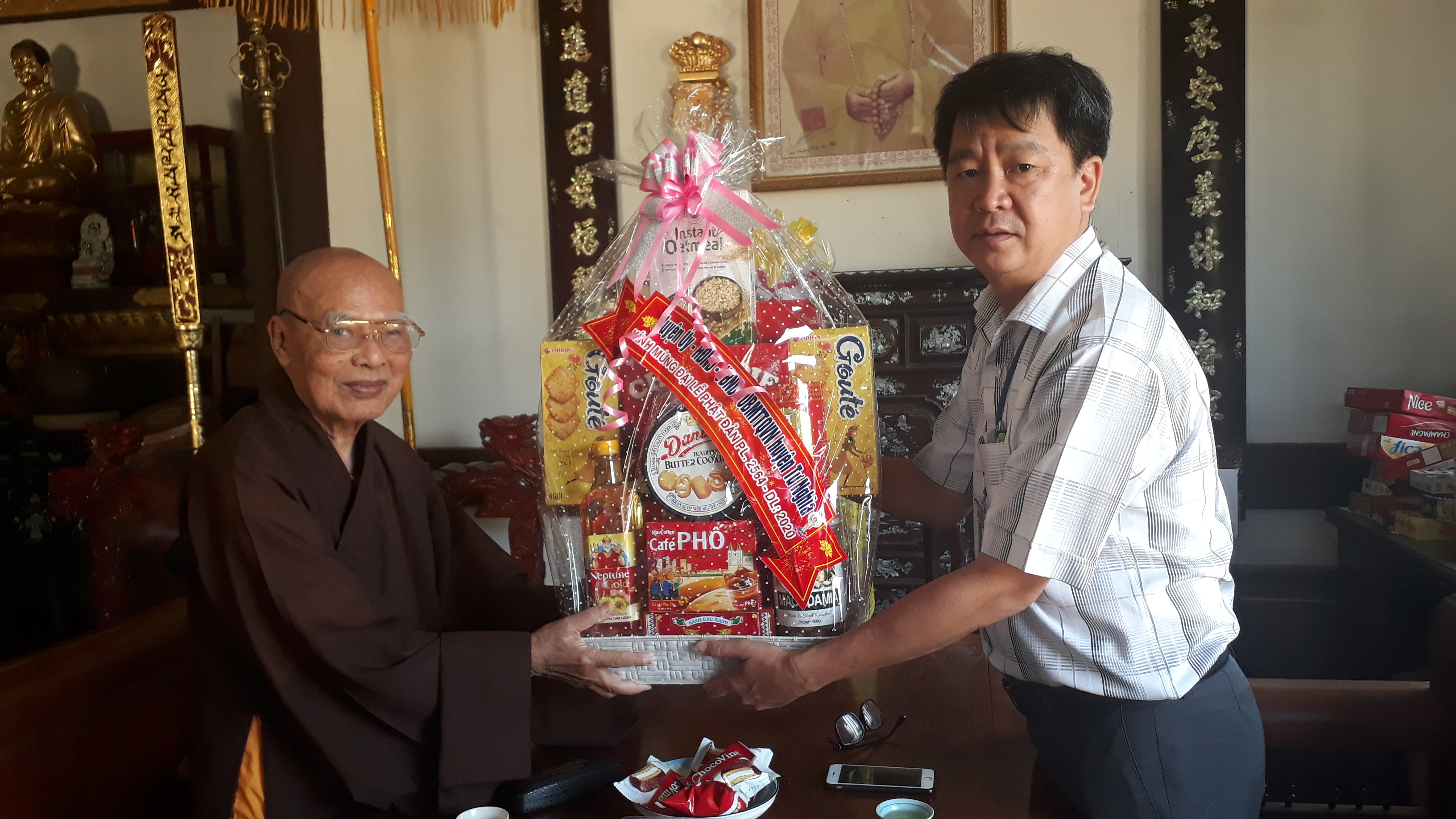 Lãnh đạo huyện Tư Nghĩa thăm, chúc mừng nhân dịp Đại lễ Phật Đản năm 2020