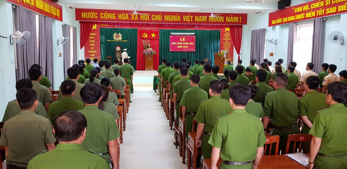 Cán bộ chiến sĩ Công an huyện Tư Nghĩa tổ chức Lễ báo công dâng Bác