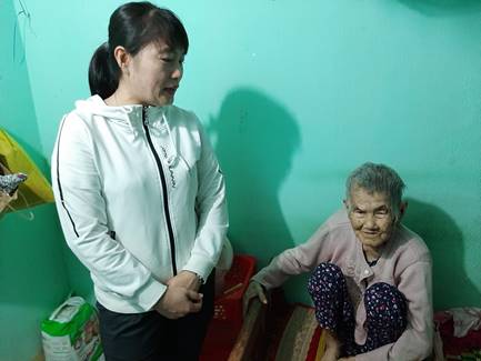 Thăm và tặng quà Bà mẹ Việt Nam Anh hùng