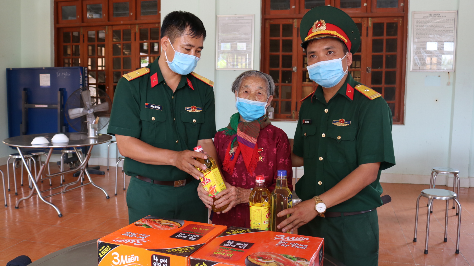 Tư Nghĩa: Mẹ Việt Nam anh hùng 98 tuổi ủng hộ 30 kylôgam gạo cho lực lượng phòng, chống dịch bệnh Covid -19