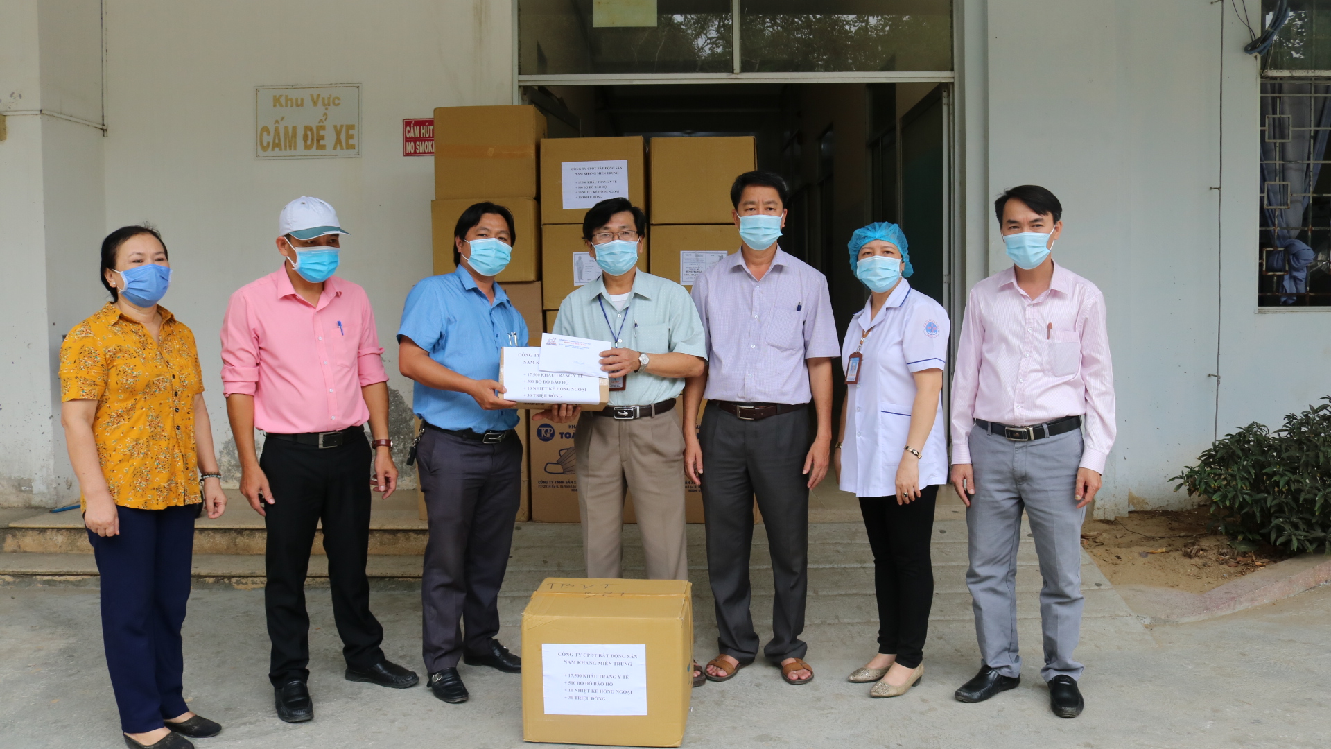 Công ty Cổ phần Đầu tư bất động sản Nam Khang trao tặng thiết bị y tế cho Trung tâm Y tế huyện Tư Nghĩa