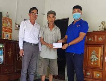 Đoàn xã Nghĩa Thuận trao tặng 05 triệu đồng cho gia đình có hoàn cảnh khó khăn