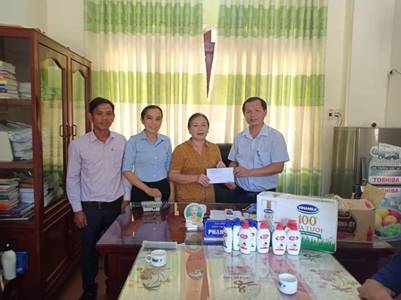 Xã Nghĩa Điền trao quà cho Ủy Ban Mặt trận Tổ quốc Việt Nam huyện Tư Nghĩa để hỗ trợ cho những cá nhân, đơn vị gặp khó khăn do dịch bệnh Covid-19