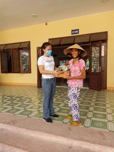 Tặng 100 suất quà cho phụ nữ nghèo xã Nghĩa Thuận
