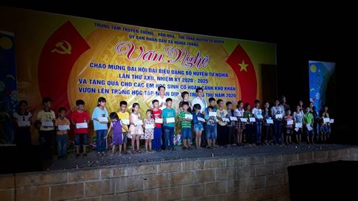 Văn nghệ mừng thành công Đại hội Đại biểu Đảng bộ huyện Tư Nghĩa và tặng quà cho các em học sinh nhân dịp Tết trung thu 2020