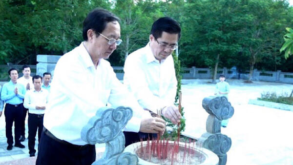 Bộ trưởng Bộ Khoa học và Công nghệ Huỳnh Thành Đạt viếng mộ cụ Huỳnh Thúc Kháng