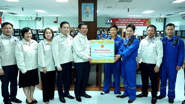 Bộ trưởng Bộ Công Thương Nguyễn Hồng Diên thăm quan, khảo sát các doanh nghiệp tại Khu Kinh tế Dung Quất