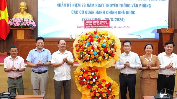 Chủ tịch UBND tỉnh Nguyễn Hoàng Giang gặp mặt Văn phòng UBND tỉnh nhân ngày truyền thống Văn phòng