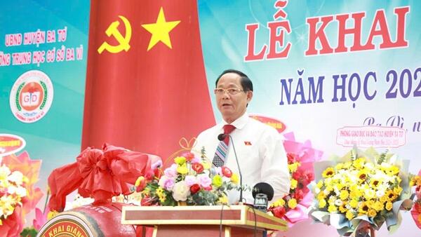 Phó Chủ tịch Quốc hội Trần Quang Phương dự Lễ khai giảng năm học mới tại Trường THCS Ba Vì
