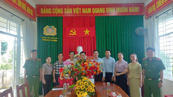 Lãnh đạo xã Tư Nghĩa thăm Công an xã nhân kỷ niệm 80 năm Ngày truyền thống Công an Nhân dân Việt Nam 19/8