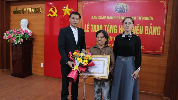 ĐẢNG BỘ XÃ TƯ NGHĨA TRAO TẶNG HUY HIỆU ĐẢNG CHO ĐẢNG VIÊN ĐỢT 02/9/2025